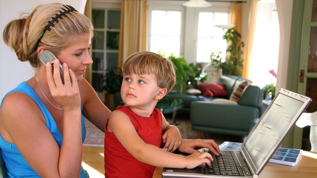 Jako u bláznů. Stát chce po pěstounech absurdní nesmysly